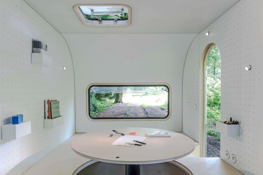 dojo-wheels-caravan-transport-mobile-office-interior-design-five-am-belgium-architizer-a-awards-2016_dezeen_2364_col_0.jpg