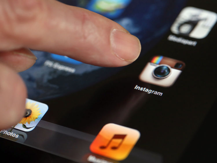 A man shows the smartphone photo sharing