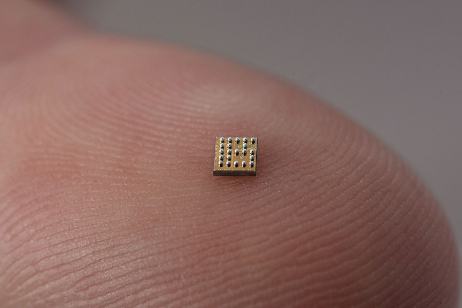 Swatch-Group-smallest-bluetooth-chip-2.jpg
