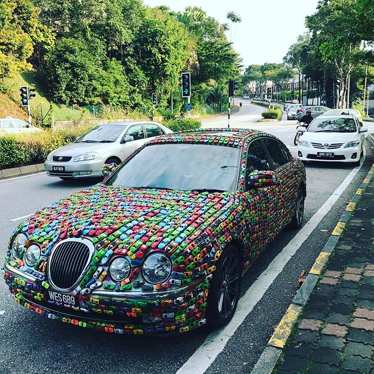 Hot-Wheels-decorated-Jaguar4.jpg