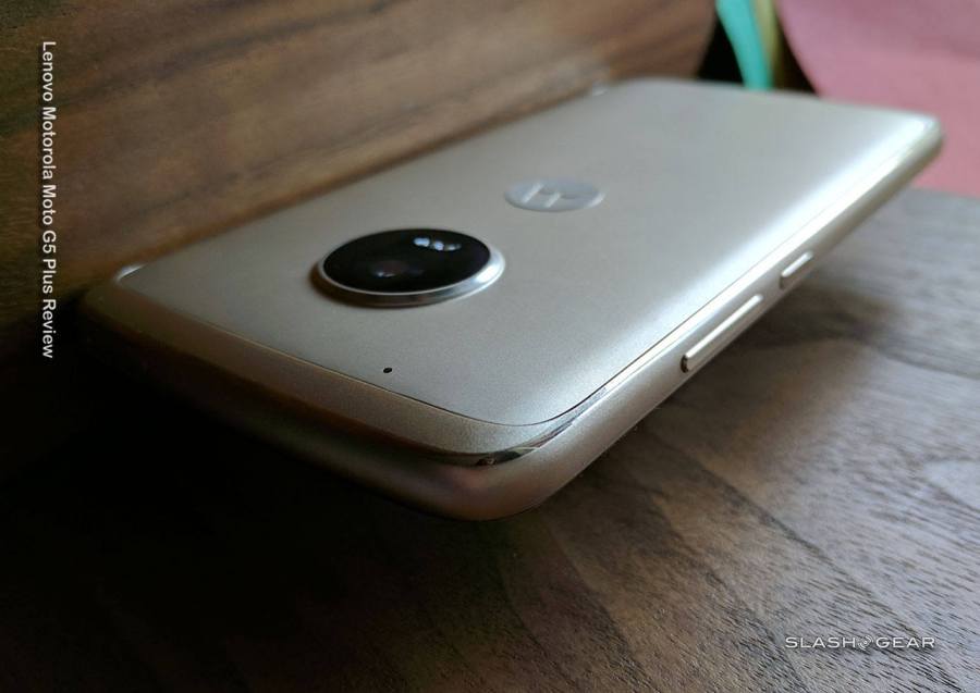 motog5plus_review_slashgear_float.jpg